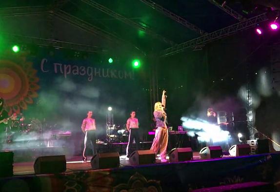 Юлианна Караулова на дне города Троицк, Челябинской области | RocketBooking.ru